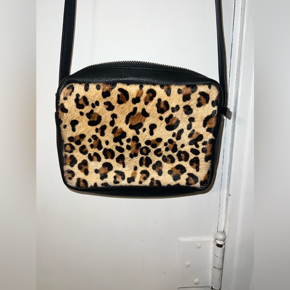 Sorpresa! Leopard Print Cross Body Purse. Excellent condition. Adjustable strap - Picture 4 of 9